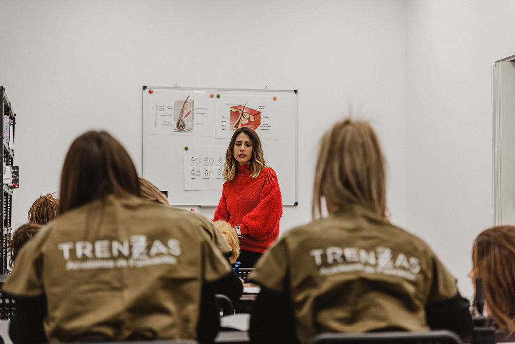 Trenzzas academia de peluquería en Málaga